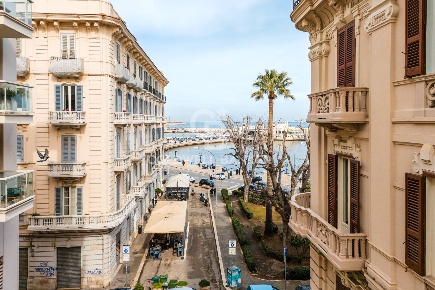 Foto Appartamento in Via Vito Nicola De Nicolo', Bari di 186 m² in vendita