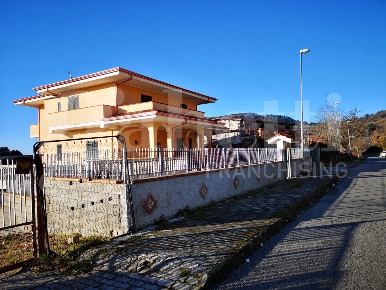 Foto Appartamento in Via Vincenzo Marino 3, Pentone di 177 m² con 5 locali