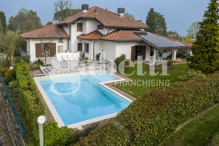 Foto Villa unifamiliare a Cermenate di 400 m² con 7 locali in vendita