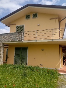 Foto Villa a schiera a Carrara Avenza di 150 m² con 4 locali in vendita
