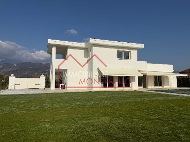 Foto Villa unifamiliare a Pietrasanta Vaiana di 200 m² con 10 locali