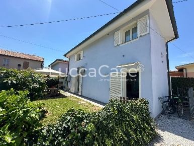 Foto Villa bifamiliare a Lucca San Concordio di 106 m² con 3 locali