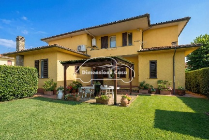Foto Villa unifamiliare a Capannori Centro di 290 m² con 14 locali