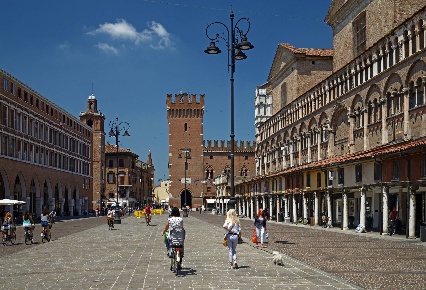 Foto Attività commerciale in Piazza Trento E Trieste, Ferrara di 70 m²