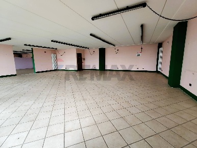 Foto Locale commerciale a Borgo Ticino di 695 m² con 11 locali in vendita