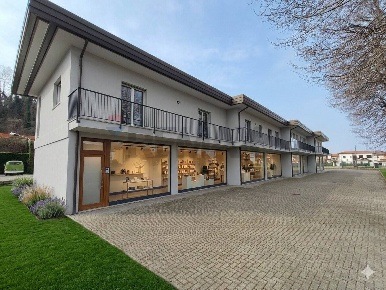 Foto Locale commerciale in Via Isirì 2, Borgo Ticino di 695 m² in vendita