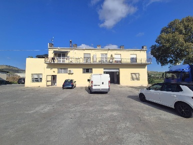 Foto Negozio in viale Emilia, Catanzaro Santa Maria di 200 m² con 4 locali