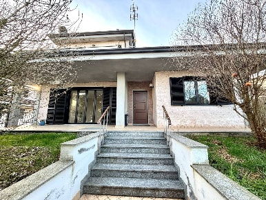 Foto Villa unifamiliare a Alessandria Casalbagliano di 200 m² con 8 locali