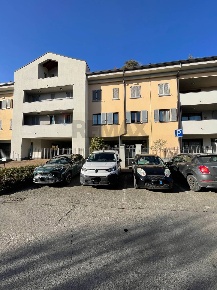 Foto Locale commerciale a Merate Centro di 173 m² con 2 locali in vendita