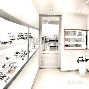 Foto Attività commerciale in Via gela, Roma Re di Roma di 46 m² in vendita