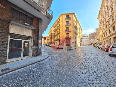 Foto Locale commerciale in Corso Vittorio Emanuele, Benevento di 32 m²
