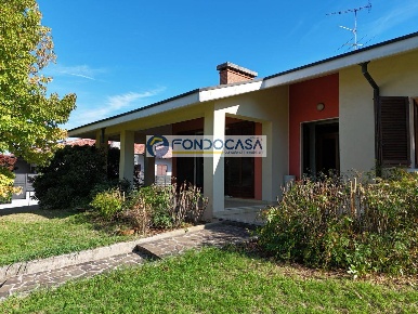 Foto Villa unifamiliare in Viale Croce Rossa, Castiglione delle Stiviere