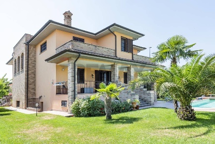 Foto Villa unifamiliare in Via Grazia Deledda 40, Ceranova di 550 m²