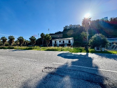 Foto Locale commerciale in S.S. 113 KM 199 snc, Campofelice di Roccella