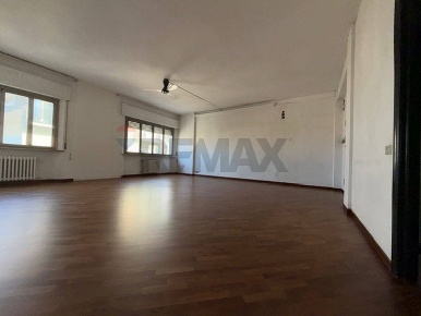 Foto Appartamento a Falconara Marittima Centro di 134 m² con 4 locali