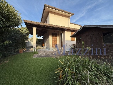 Foto Case semi ndipendenti in via emilia, Forte dei Marmi Centro di 120 m²