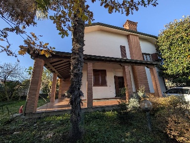 Foto Villa unifamiliare a Paderno Dugnano Centro di 235 m² con 6 locali