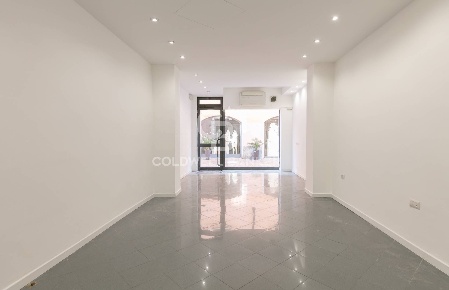 Foto Negozio in VIA CAMILLO BENSO CAVOUR 1 BIS, Busto Arsizio di 55 m²