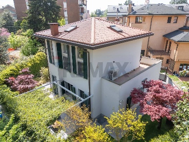 Foto Villa unifamiliare a Monza Triante di 334 m² con 4 locali in vendita