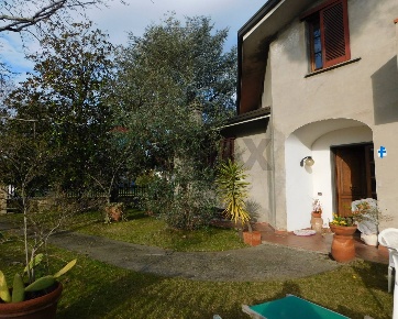 Foto Villa unifamiliare a Buggiano Borgo A Buggiano di 300 m² con 5 locali