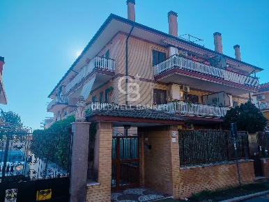Foto Appartamento in Via Bivongi, Roma Anagnina di 130 m² con 5 locali