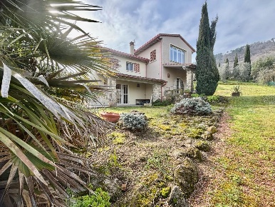 Foto Villa unifamiliare a Chianni Centro di 230 m² con 9 locali in vendita