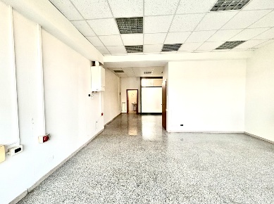 Foto Locale commerciale in Via Aldo Moro 1, Castello d'Argile Centro