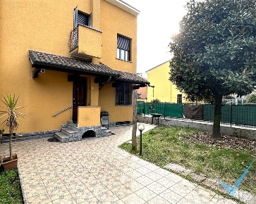Foto Villa a schiera in Via Confalonieri, Desio di 119 m² con 3 locali