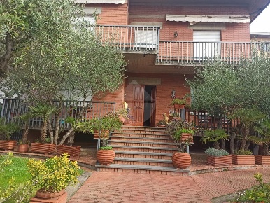 Foto Villa unifamiliare in viale Marconi, Montecatini-Terme di 450 m²