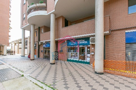 Foto Negozio in PIAZZA SAN BENEDETTO DA NORCIA SNC, Pomezia Pomezia Centro