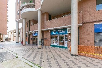 Foto Negozio in PIAZZA SAN BENEDETTO DA NORCIA SNC, Pomezia Pomezia Centro