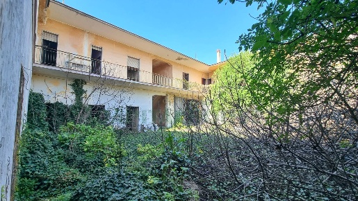 Foto Casa indipendente a Macerata Campania Centro di 540 m² con 16 locali