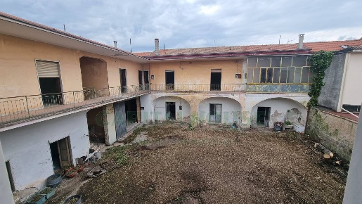 Foto Casa indipendente a Macerata Campania Centro di 540 m² con 16 locali