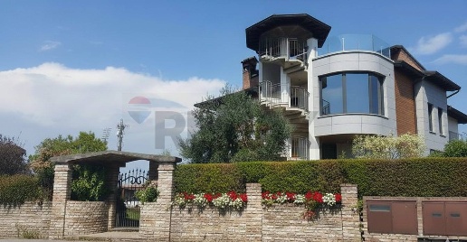 Foto Villa unifamiliare a Calvisano Centro di 300 m² con 11 locali