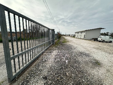 Foto Magazzino in via del Guado, Massarosa Pian del Quercione, Montramito