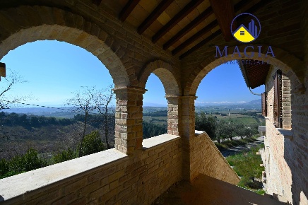 Foto Rustico a Castorano Centro di 374 m² con 10 locali in vendita