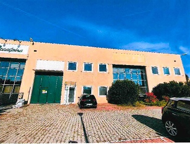 Foto Capannone industriale a Arese di 182 m² con 7 locali in vendita