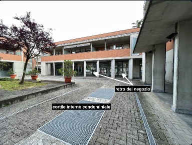 Foto Negozio a Renate di 450 m² con 1 locali in vendita