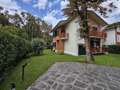 Foto Villa unifamiliare a Massa Ronchi - Poveromo di 180 m² con 8 locali