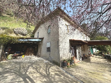 Foto Casale a Villa Basilica di 180 m² con 8 locali in vendita