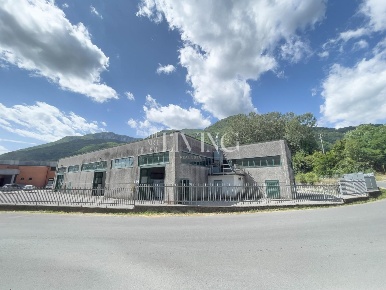 Foto Capannone industriale a Gallicano Centro di 1323 m² con 10 locali