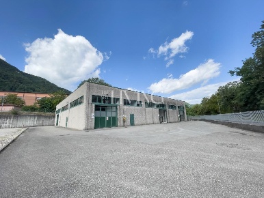 Foto Capannone industriale a Gallicano Centro di 1323 m² con 10 locali