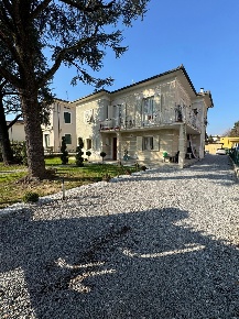Foto Villa unifamiliare a Lucca Arancio di 270 m² con 15 locali in vendita