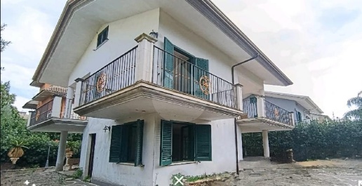 Foto Villa unifamiliare in VIA FILIPPO SIGNORE, Minturno di 200 m²