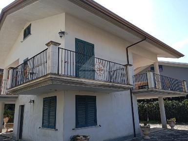 Foto Villa unifamiliare in VIA FILIPPO SIGNORE, Minturno di 200 m²