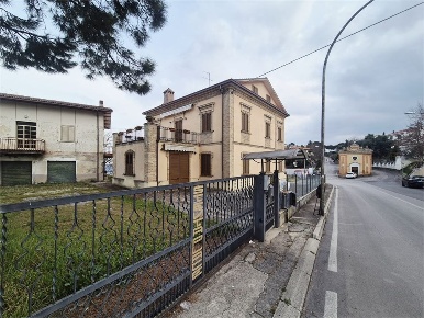 Foto Villa unifamiliare a Casacanditella Centro di 336 m² con 11 locali