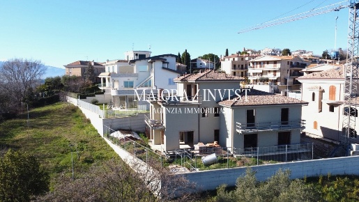 Foto Villa unifamiliare a Monteprandone Centro di 400 m² con 9 locali