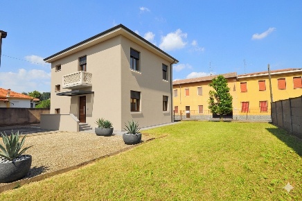 Foto Villa unifamiliare a Inveruno Centro di 146 m² con 5 locali in vendita