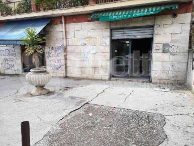 Foto Negozio in Girolamo Cerbone, Napoli Bagnoli di 55 m² in vendita