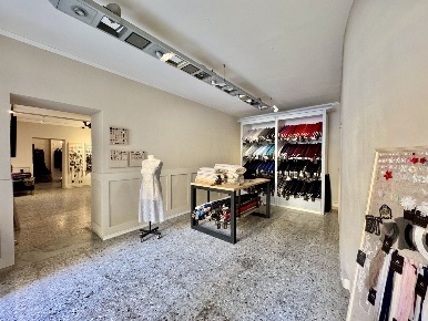 Foto Negozio a Pescia Centro di 253 m² con 8 locali in vendita